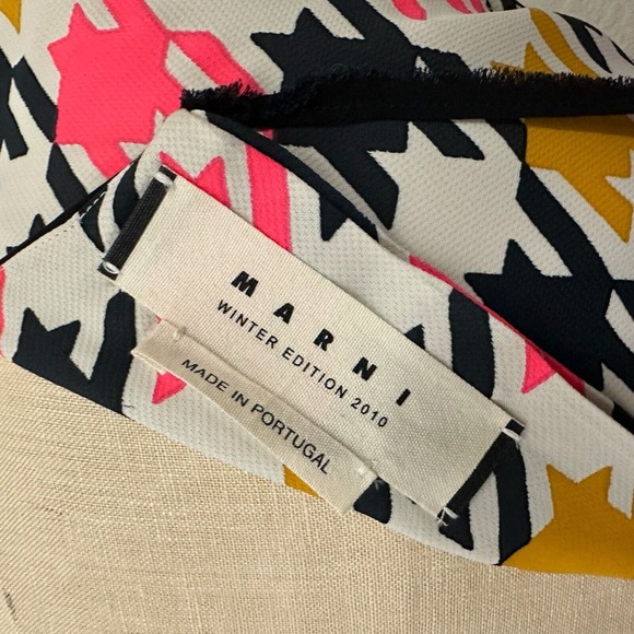 MARNI Sleeveless Commessa Tie-Back Ruffle-Neck Tunic Blouse in Multi - Picture 8 of 12